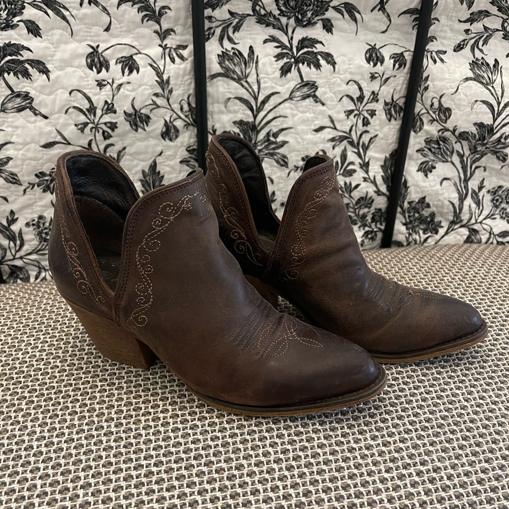 Ariat women's ankle boots, size 6.5B